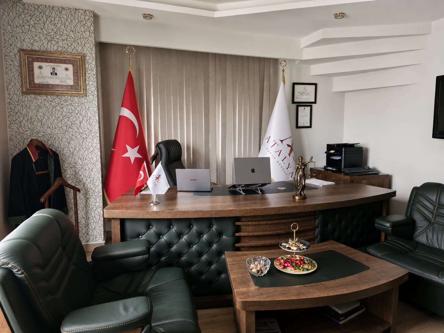 Atalya Hukuk Bürosu Antalya ofisi çalışma odası